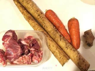 牛蒡红萝卜排骨汤的做法步骤：1