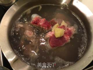 牛蒡红萝卜排骨汤的做法步骤：2