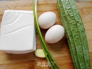 丝瓜豆腐蛋汤的做法步骤：1