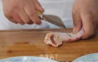 东池便当鸡翅饭的做法步骤：1