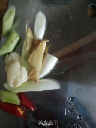 香葱点缀土豆炖鸡骨架的做法步骤：1