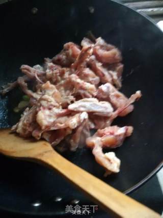 香葱点缀土豆炖鸡骨架的做法步骤：3