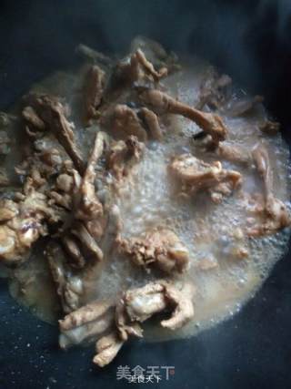 香葱点缀土豆炖鸡骨架的做法步骤：5