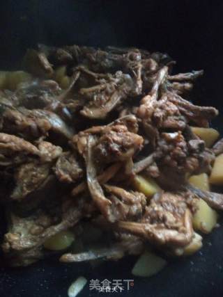 香葱点缀土豆炖鸡骨架的做法步骤：7