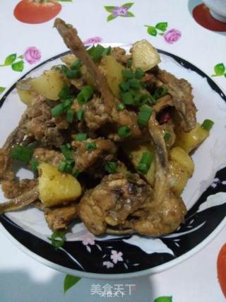 香葱点缀土豆炖鸡骨架的做法步骤：8