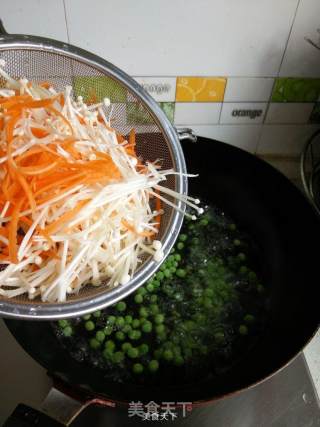 蒜香青豆拌金针菇的做法步骤：3