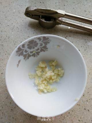 蒜香青豆拌金针菇的做法步骤：4
