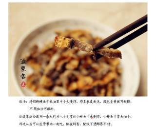 油炸鳗鱼干，升级芹菜一起炒的做法步骤：1