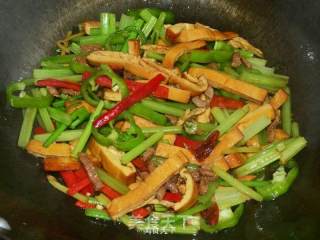 西芹炒香干的做法步骤：7