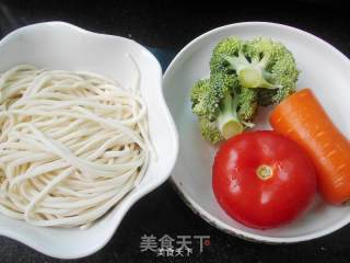 蚝油茄汁拌面的做法步骤：1