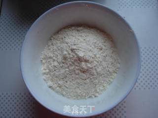 草莓鲜奶华夫饼的做法步骤：1