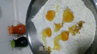 彩色面条的做法步骤：3