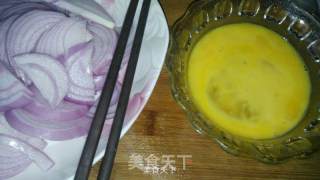 番茄酱炒洋葱鸡蛋的做法步骤：2
