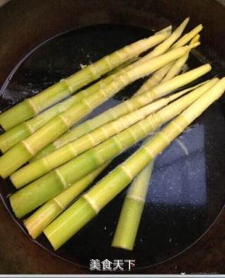火麻油炒腊肠小竹笋的做法步骤：1