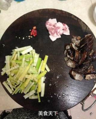 火麻油炒腊肠小竹笋的做法步骤：2