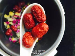养颜银耳汤的做法步骤：2