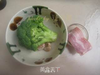 培根西兰花的做法步骤：1