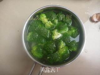 培根西兰花的做法步骤：3