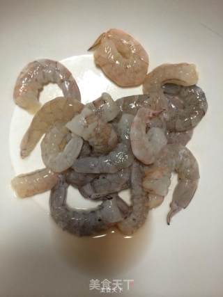 海鲜菠萝炒饭的做法步骤：1