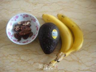 牛油果核桃香蕉泥的做法步骤：1