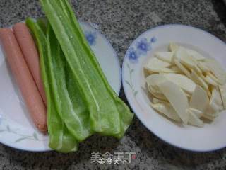 尖椒火腿肠炒茭白的做法步骤：1