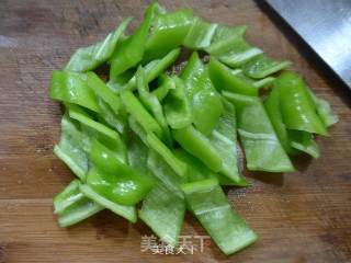 尖椒火腿肠炒茭白的做法步骤：2