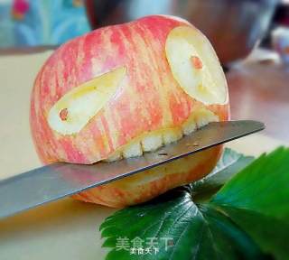 苹果表情雕刻的做法步骤：3