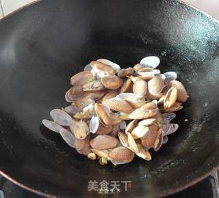 爆炒花甲的做法步骤：4