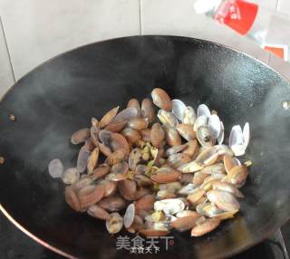 爆炒花甲的做法步骤：5
