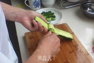 面酱黄瓜卷的做法步骤：1
