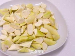 三杯鸡烧茭白笋的做法步骤：1