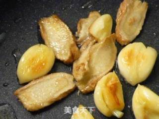 三杯鸡烧茭白笋的做法步骤：2