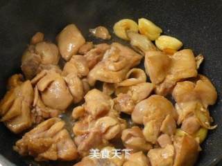 三杯鸡烧茭白笋的做法步骤：4