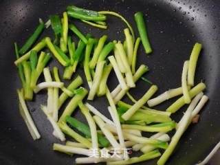 葱爆牛肉笋片《茭白笋3》的做法步骤：4