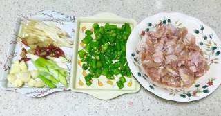 青椒小煎鸡的做法步骤：1