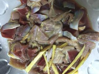 泡菜炒鸡肾的做法步骤：1