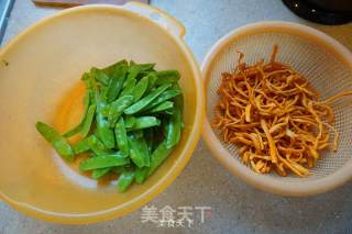 荷兰豆凉拌虫草菇的做法步骤：1
