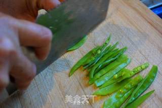 荷兰豆凉拌虫草菇的做法步骤：2