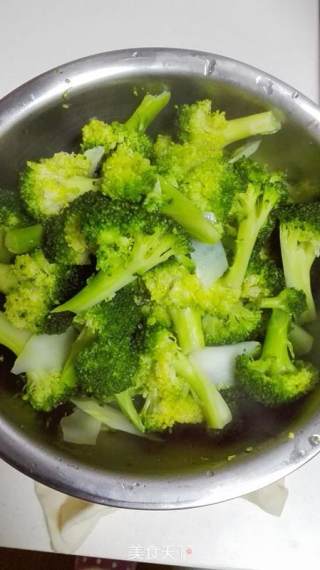 蒜蓉西兰花的做法步骤：2
