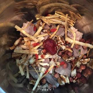 红菇药膳排骨汤的做法步骤：4
