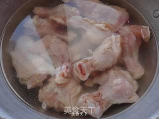 家常炖鸡翅根的做法步骤：1
