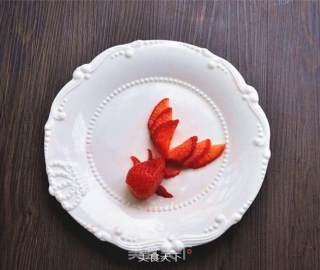 金鱼（草莓创意摆盘）的做法步骤：5
