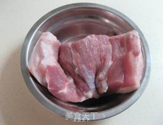 五花肉炖藕块的做法步骤：1