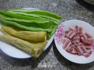 笋尖五花风肉炒尖椒的做法步骤：1