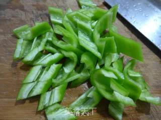 笋尖五花风肉炒尖椒的做法步骤：2