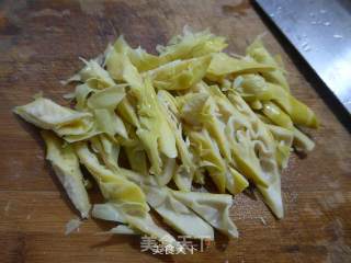 笋尖五花风肉炒尖椒的做法步骤：3