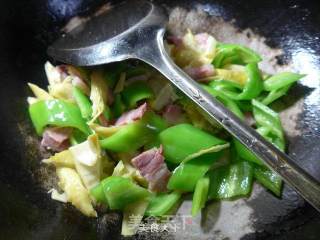 笋尖五花风肉炒尖椒的做法步骤：5