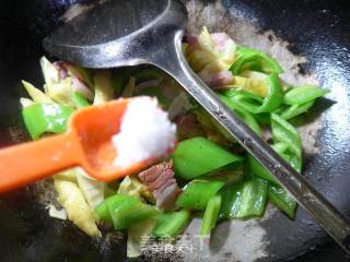 笋尖五花风肉炒尖椒的做法步骤：7