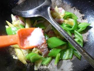 笋尖五花风肉炒尖椒的做法步骤：8