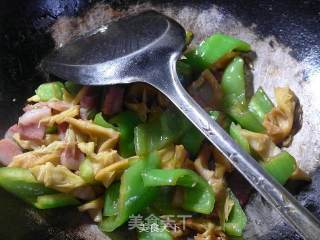 笋尖五花风肉炒尖椒的做法步骤：9